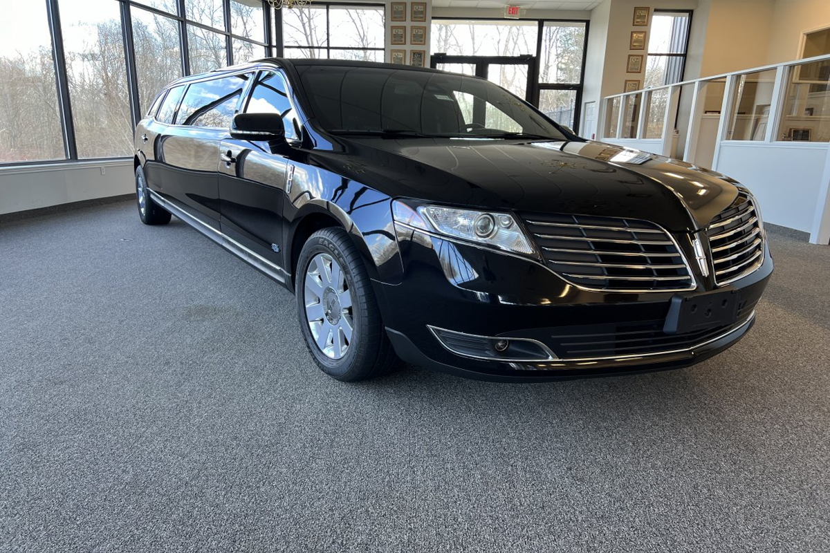 Lincoln MKT - Top Drive Limo Chicago